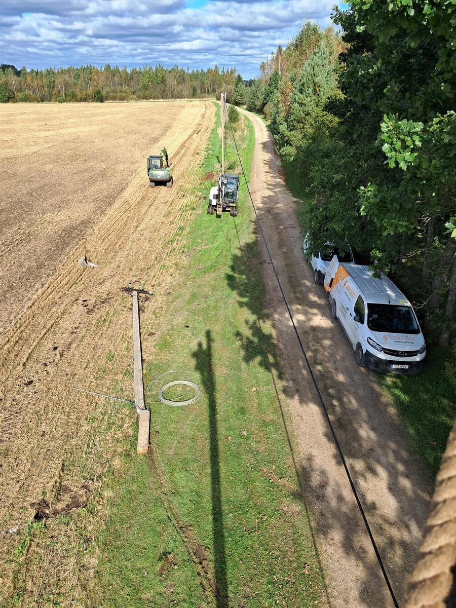 Maakaabli paigaldus põllul — vaade ülevalt, ekskavaator ja Sõbra Elektri sõiduk